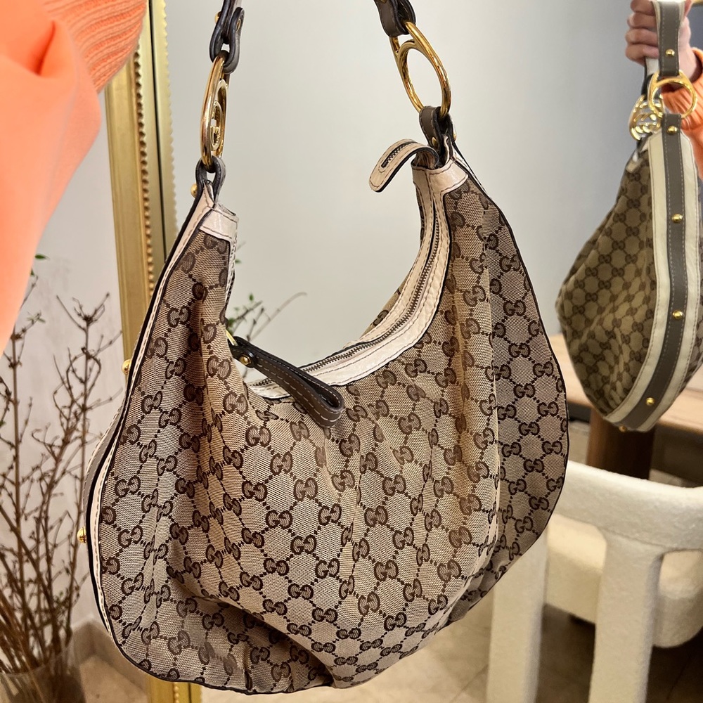 Gucci shoulder bag with grey outlining in Great condition